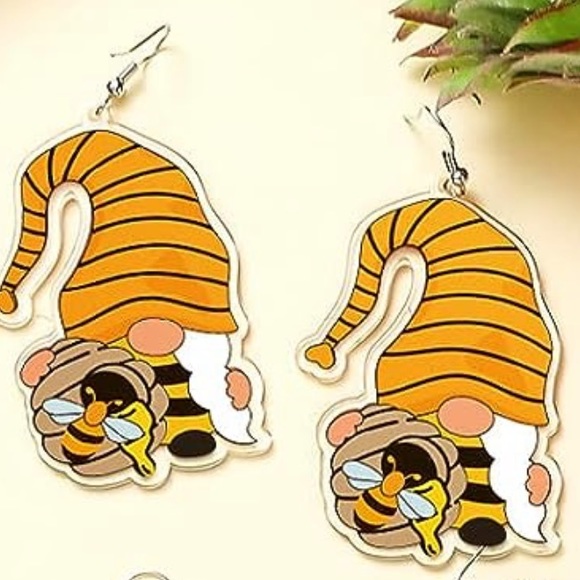 Acrylic Gnome & Bee Earrings - Picture 5 of 6